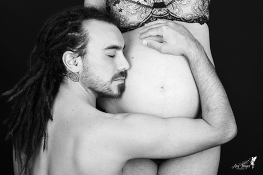 Homme enlassant le ventre de sa femmme enceinte Ang'image© tout droit réservé