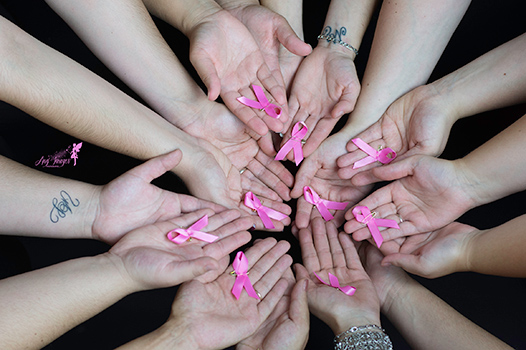 ronde de mains tenant le ruban rose de la lutte contre le cancer Ang'image© tout droit réservé